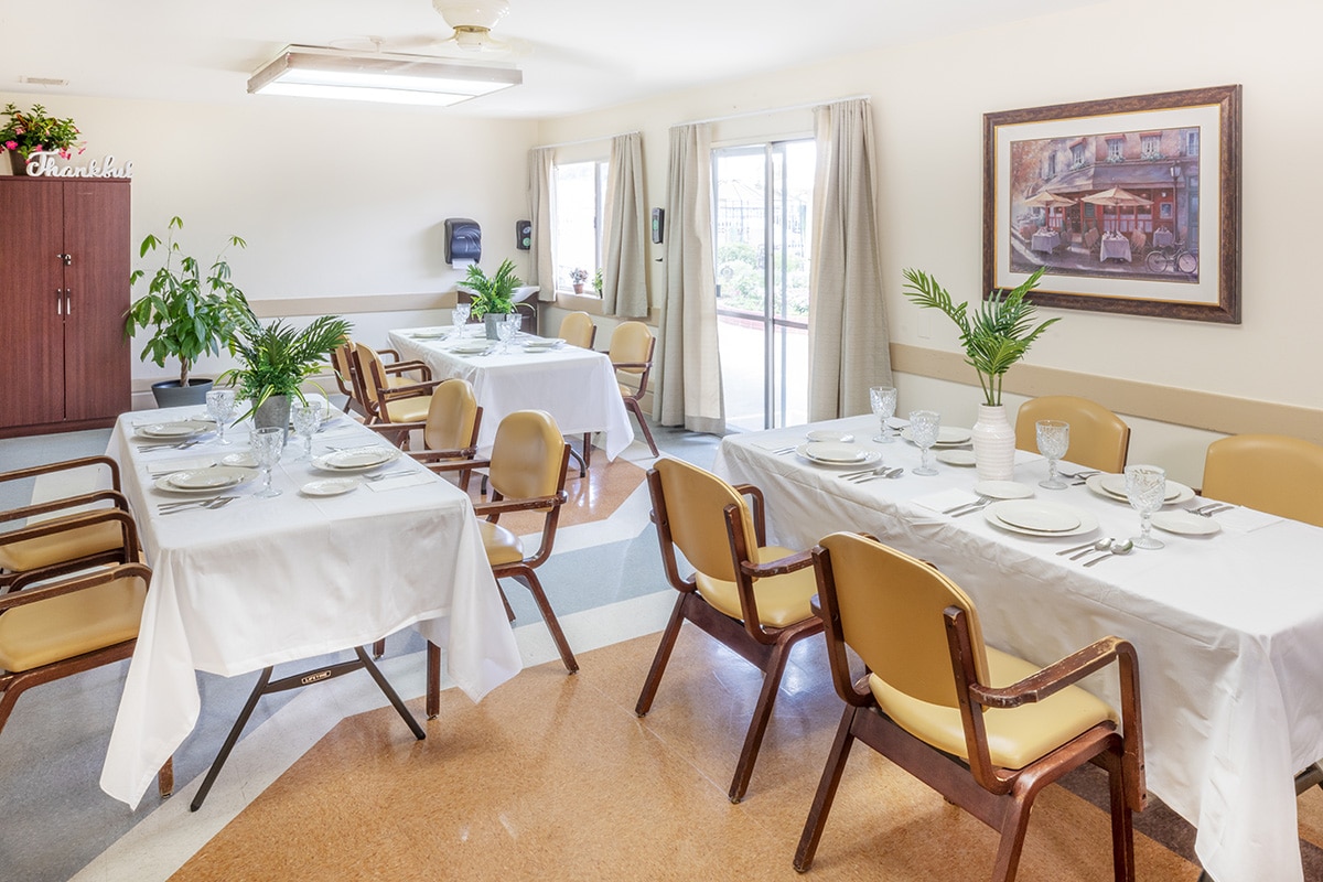 Dining and linen tablecloths at the Sunrise Post Acute facility